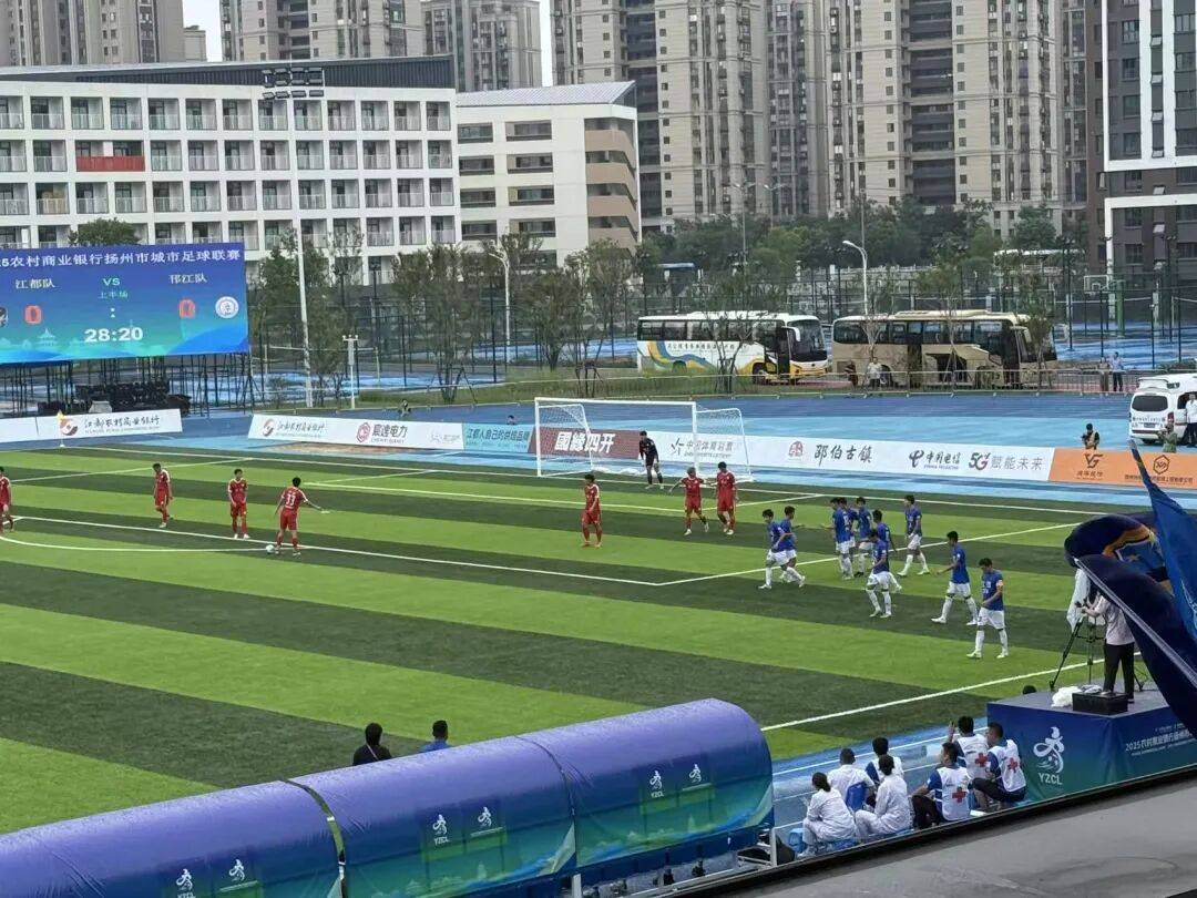 主场气氛热烈，为球队加油打气，士气大振