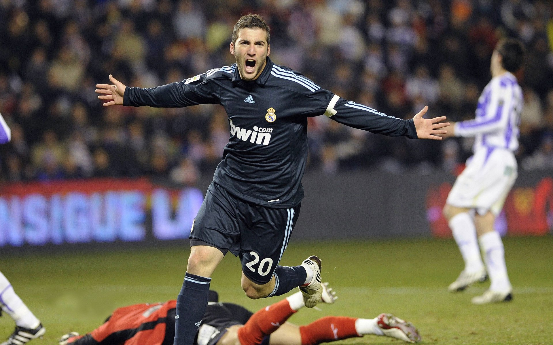 红牛火箭引擎焚天煮海,F1迈阿密街道赛上演科幻级碾压!